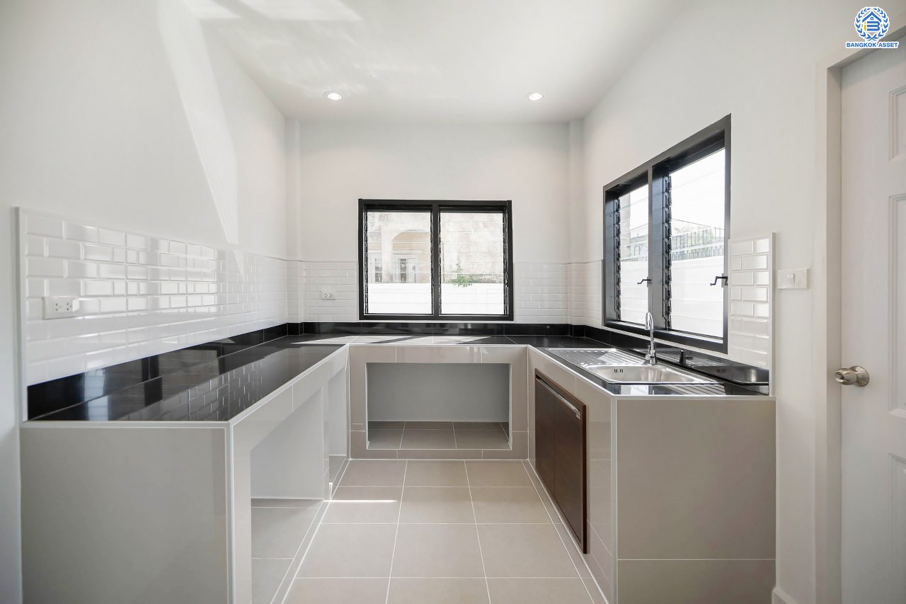 บ้านมือสองตกแต่งใหม่ โครงการ บ้านสวนดอกไม้ ปิ่นเกล้า เนื้อที่ 72.7 ตร.ว. บนพื้นที่ใช้สอยถึง 202 ตร.ม. ฟังก์ชันจัดเต็ม 3 ห้องนอน 3 ห้องน้ำ จอดรถได้ 4 คัน บนทำเลเชื่อมต่อเมืองอย่างรวดเร็ว ใกล้ทางคู่ขนานลอยฟ้าบรมราชชนนี ทางด่วน "กาญจนาภิเษก" ม.มหิดล และเซ็นทรัลปิ่นเกล้า